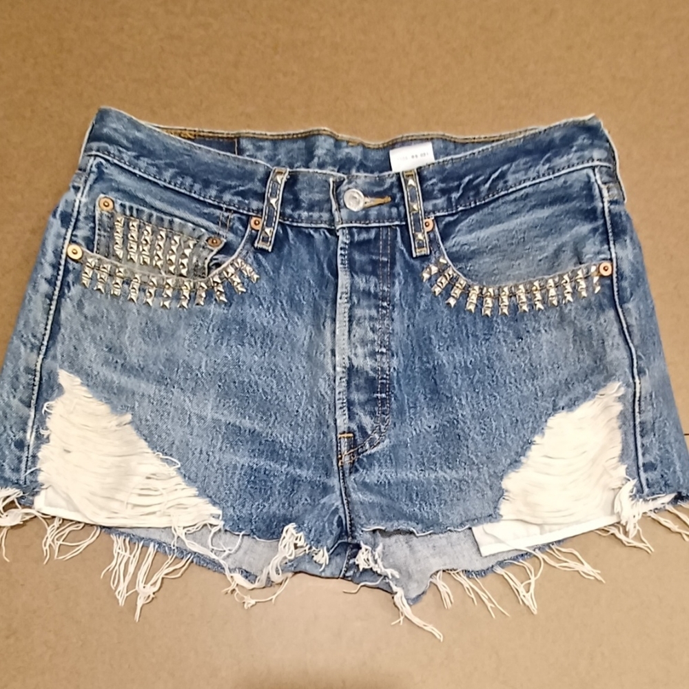 Distressed Studded Levi’s High Rise Shortie Shorts Size 31